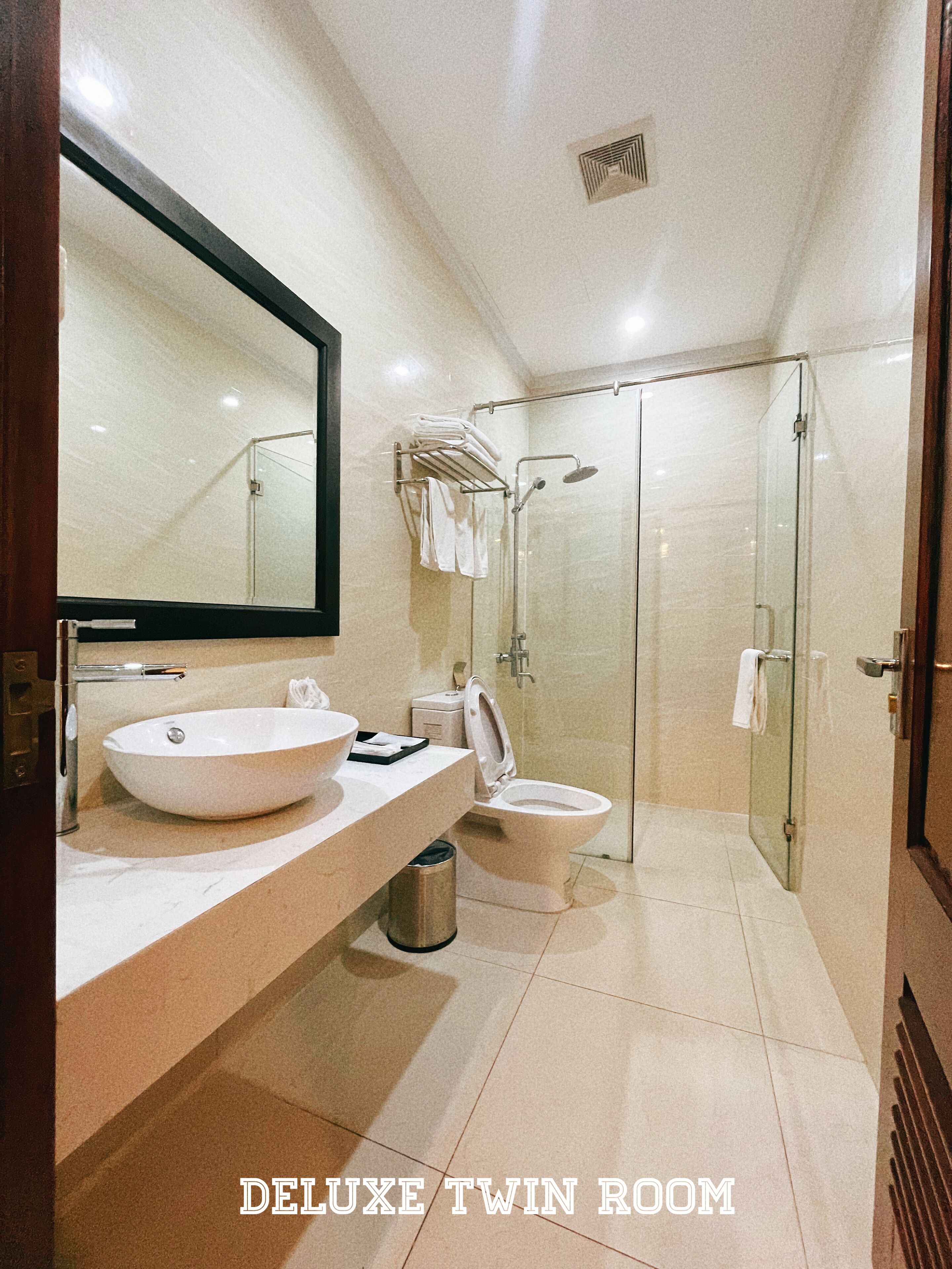 deluxe twin room | bathroom | free toiletries, hair dryer, bathrobes, slippers