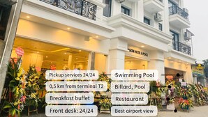 Un hotel con piscina, sala de billar, restaurante y bufé de desayuno. Está a 0,5 km del terminal T2 y ofrece servicio de recogida las 24 horas, los 7 días de la semana.