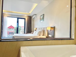 Premium-sviitti, parveke | Kylpyhuone | Ilmaiset hygieniatuotteet, hiustenkuivaaja, kylpytakit, tohvelit