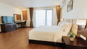 Executive Suite, Balcony | Minibar, in-room safe, desk, laptop workspace