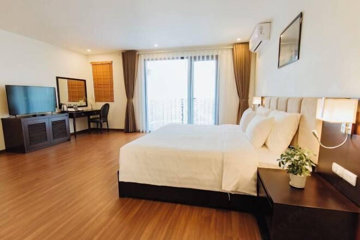 Minibar, caja de seguridad en la habitación y escritorio