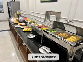 Daily buffet breakfast (VND 150000 per person)