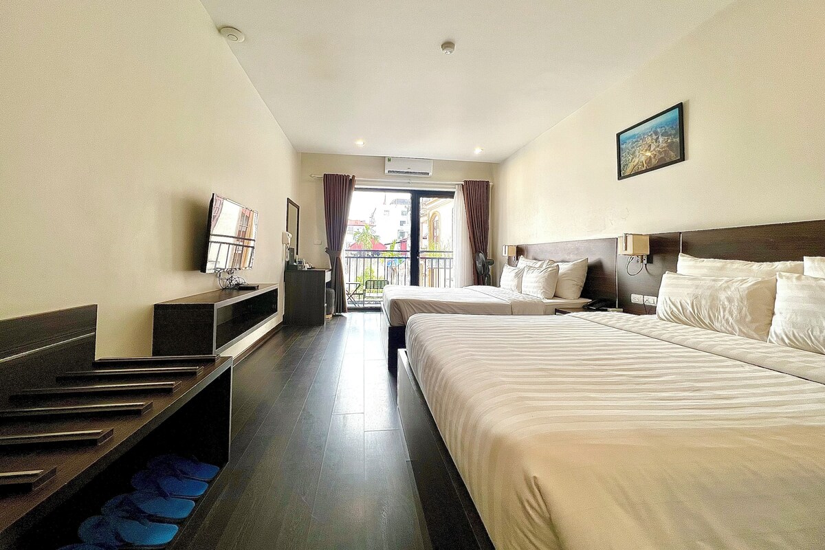 Chambre Familiale, 2 grands lits, balcon, vue ville