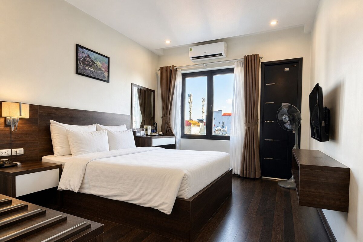 Deluxe Double Room, 1 Queen Bed, Balcony | Minibar, in-room safe, desk, laptop workspace