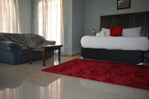 Deluxe Double Room | Individually decorated, individually furnished, desk, laptop workspace - RS Garden Guesthouse (Thohoyandou)