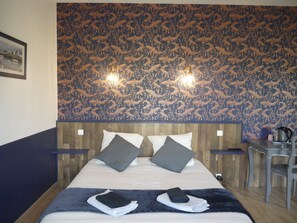 Comfort-Doppelzimmer, Balkon, Gartenblick | Individuell dekoriert, individuell eingerichtet, Bügeleisen/Bügelbrett