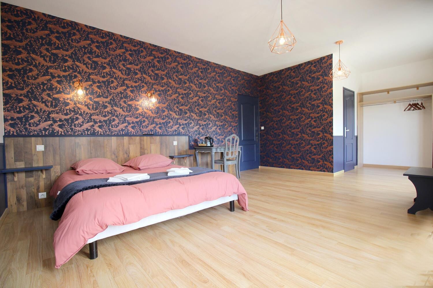 コンフォート ダブルルーム バルコニー ガーデンビュー | 客室ごとに異なる装飾、客室ごとに異なるインテリア、アイロン / アイロン台、WiFi (無料)