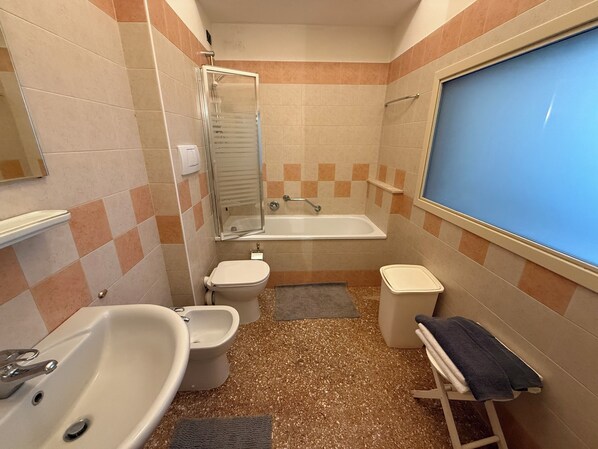 A compact bathroom with a bathtub, toilet, and sink. - Charming apartment in Venetian palace overlooking the canal, a / c and free wifi! (Venezia)