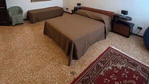 A bedroom with a large bed, a television, a desk, and a chair. - Charming apartment in Venetian palace overlooking the canal, a / c and free wifi! (Venezia)