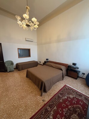 1 bedroom, iron/ironing board, free WiFi, bed sheets - Charming apartment in Venetian palace overlooking the canal, a / c and free wifi! (Venezia)