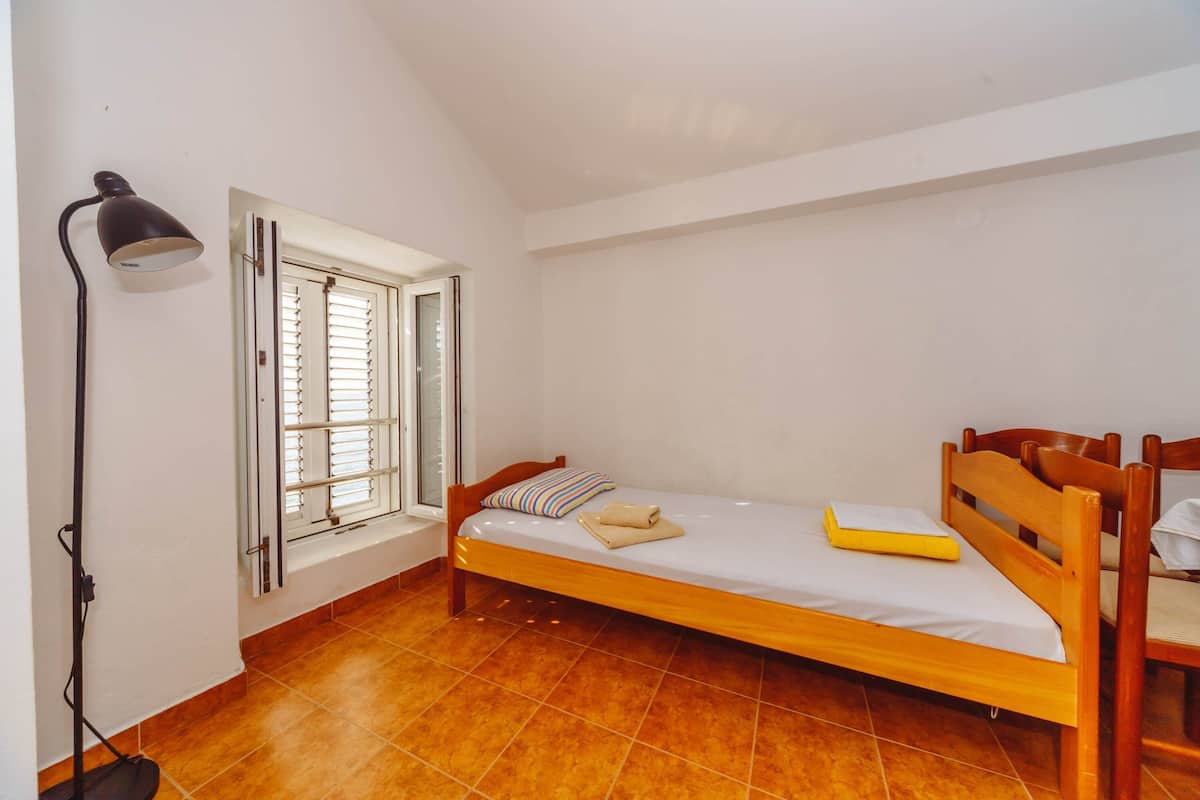 Comfort Apartment | 1 bedroom, in-room safe, laptop workspace, iron/ironing board