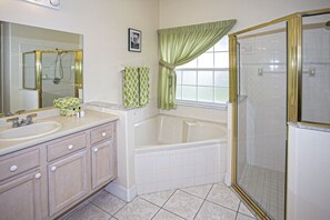 Villa Familiale, plusieurs chambres, côté jardin | Salle de bain