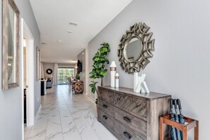 Villa familiar, varias habitaciones, en el área del jardín | Interior