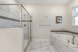 Familienvilla, Mehrere Schlafzimmer, zum Garten hin | Badezimmer