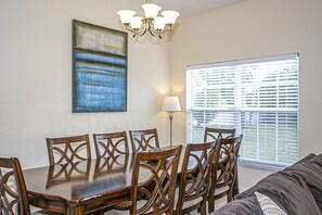 Villa Familiale, côté jardin | Cuisine privée | Plaque de cuisson, lave-vaisselle