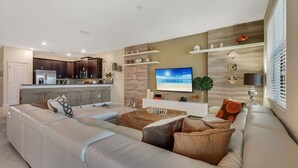Villa Familiale, plusieurs chambres, côté jardin | Salle de séjour