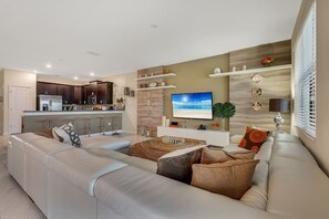 Villa familiare, camere multiple, lato giardino | Soggiorno | TV a schermo piatto, console per videogiochi