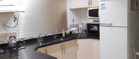 Réfrigérateur, four à micro-ondes, un four, surface de cuisson