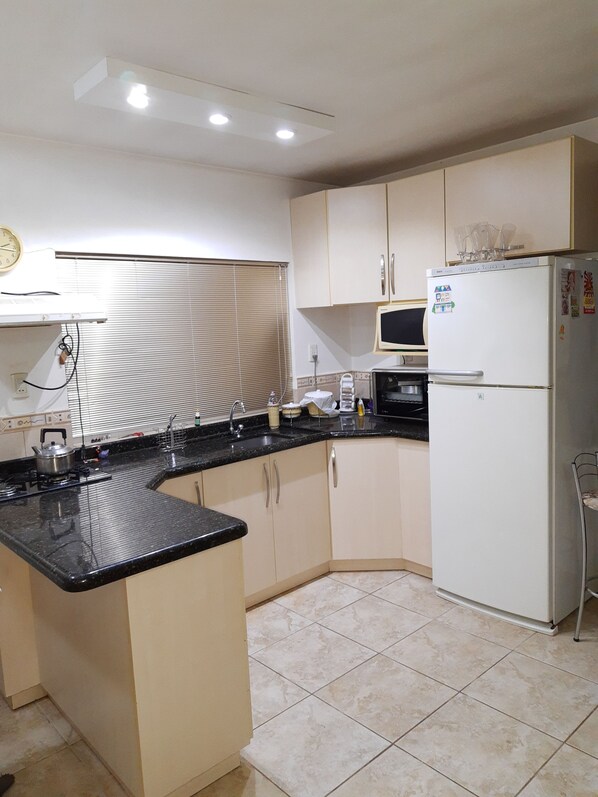 Een koelkast, een microgolfoven, een oven, een kookplaat