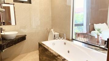 Deluxe Double Room | Bathroom | Shower, hydromassage showerhead, free toiletries, hair dryer