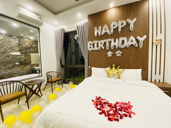 Deluxe Double Room | Minibar, in-room safe, desk, laptop workspace