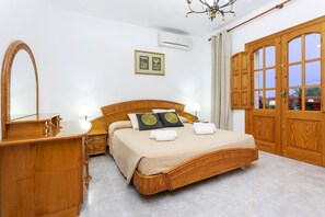 6 bedrooms, iron/ironing board, internet - Villa in Playa D´en Bossa sleeps 9 (Sant Jordi de Ses Salines)