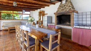 Una cocina rústica con un horno de piedra, muebles de madera y vistas al exterior.