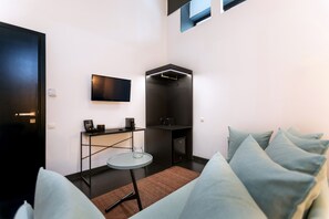 Comfort Room | Hypo-allergenic bedding, in-room safe, soundproofing, iron/ironing board - Nin&Bau Sarri 2 (Athens)