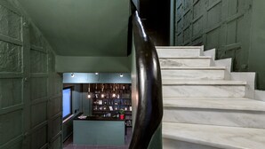 Un escalier aux marches en marbre blanc menant à un niveau inférieur.