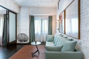 Suite Deluxe, vue ville | Literie hypoallergénique, coffres-forts dans les chambres