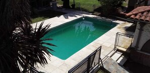 สระว่ายน้ำกลางแจ้ง