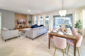 Villa familiar, varias habitaciones, hidromasaje, en el área del jardín | Decoración personalizada y muebles diferentes