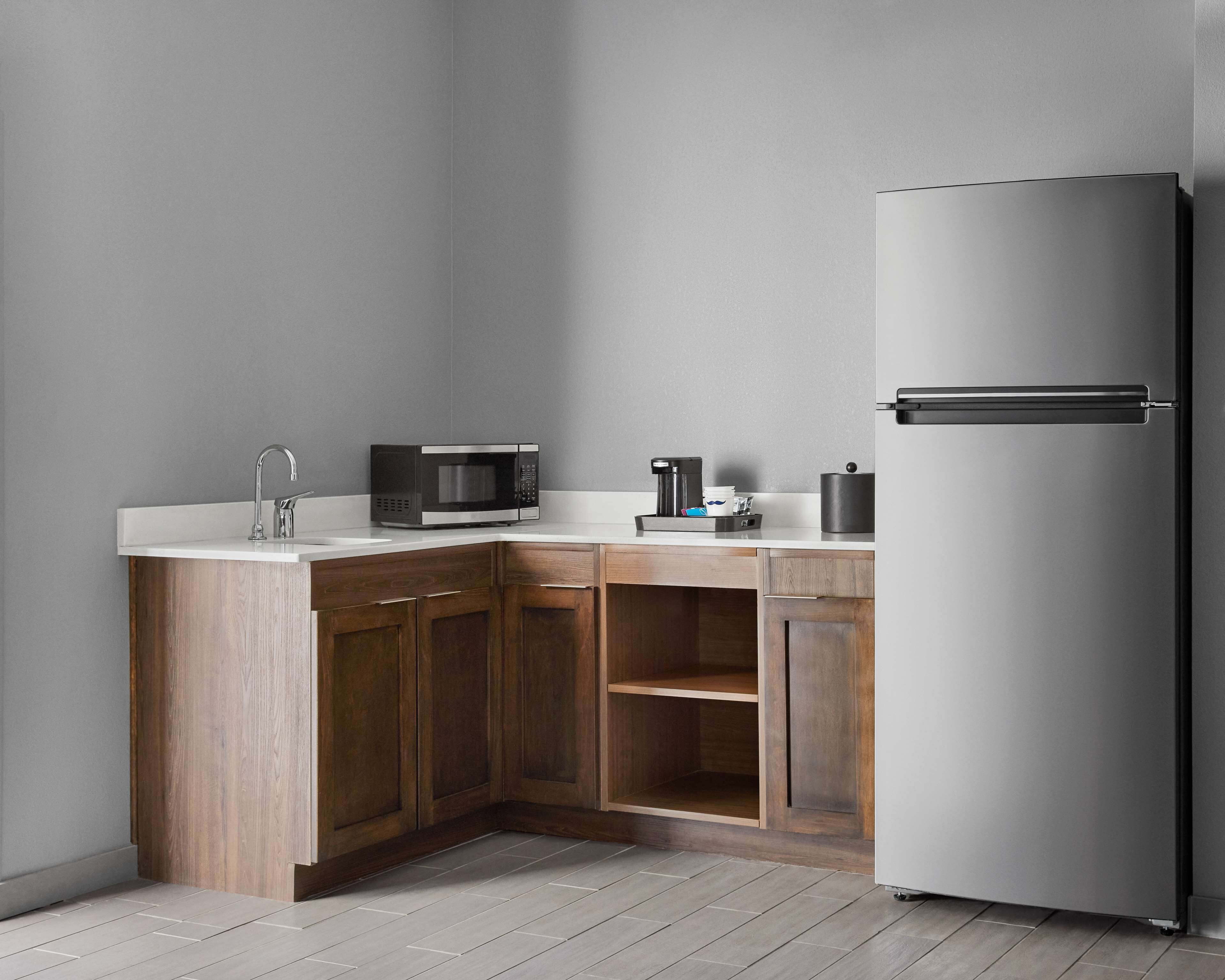 microwave, coffee/tea maker