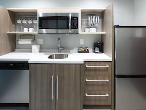 Full-sized fridge, microwave, dishwasher, cookware/dishes/utensils