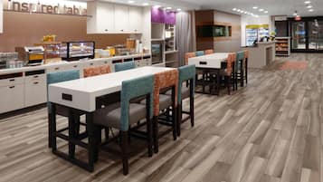 Café da manhã com buffet grátis todos os dias