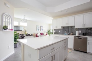 Appartement Familial, cuisine, côté jardin | Cuisine privée | Plaque de cuisson, lave-vaisselle