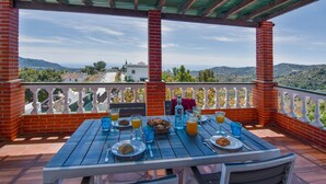 A table set for two with a view of the countryside. - Casa Carrerilla (Frigiliana)