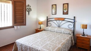 2 slaapkamers, een strijkplank/strijkijzer, gratis wifi, beddengoed