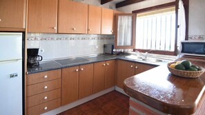 Een koelkast, een microgolfoven, een kookplaat, een vaatwasser