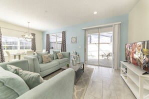 Family Townhome, Garden Area | Living room