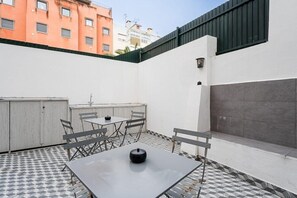 Outdoor dining - The Twenties Rooms & Suites (Lisbon)