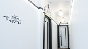 Un couloir avec une pancarte indiquant « TERRASSE » et « CHAMBRE QUARTO », ce qui permet de distinguer les différents types de chambres.