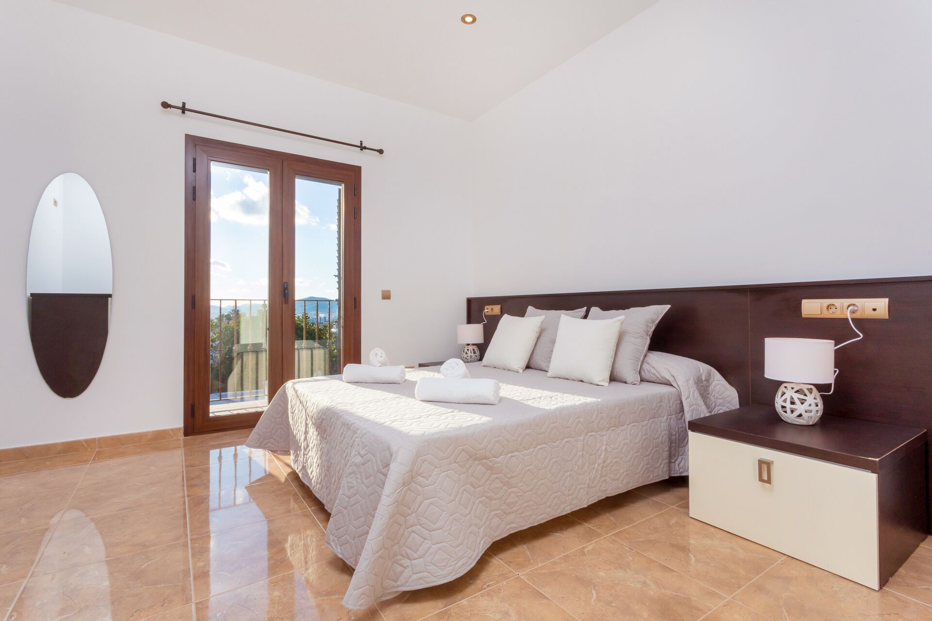 5 habitaciones, tabla de planchar con plancha y internet 