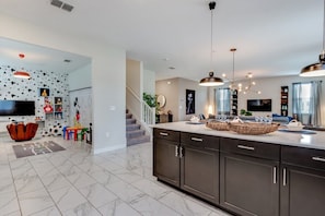 Villa familiale, côté jardin | Cuisine privée | Surface de cuisson, lave-vaisselle, vaisselle et ustensiles