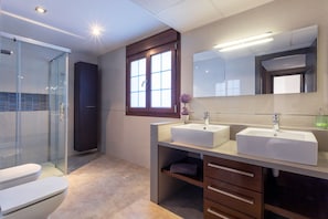 Combined shower/tub