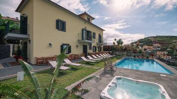 Alberca al aire libre, acceso de 08:30 a 20:00, y camastros