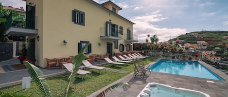 Udendørs pool, åben fra kl. 08.30 til kl. 20.00, liggestole