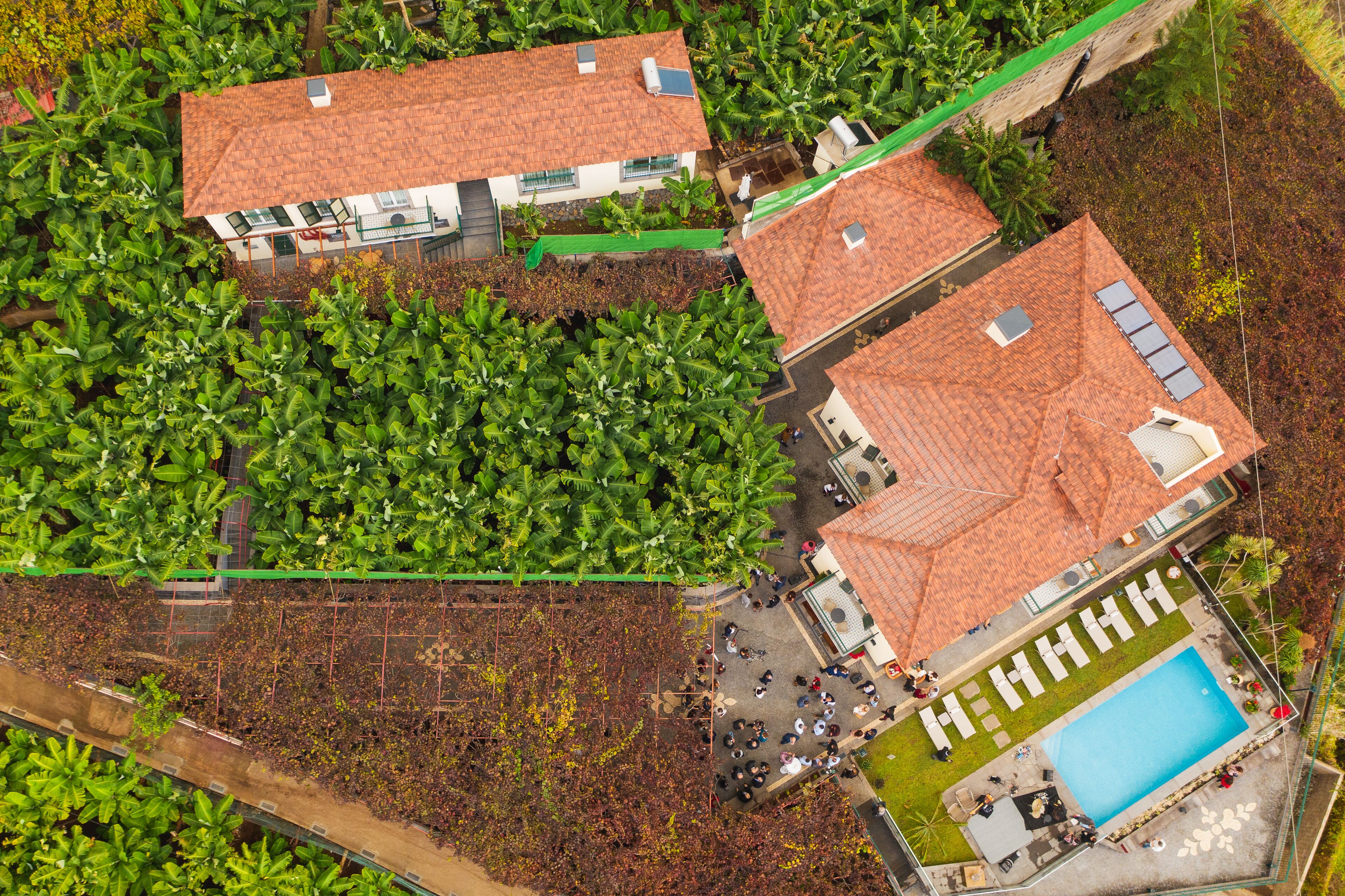 Vista frontal de la propiedad