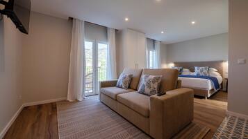 Master Suite / 1 bedroom, private bathroom, kitchenette, large balcony with sea view | Phòng cách âm, truy cập Internet không dây miễn phí, bộ trải giường