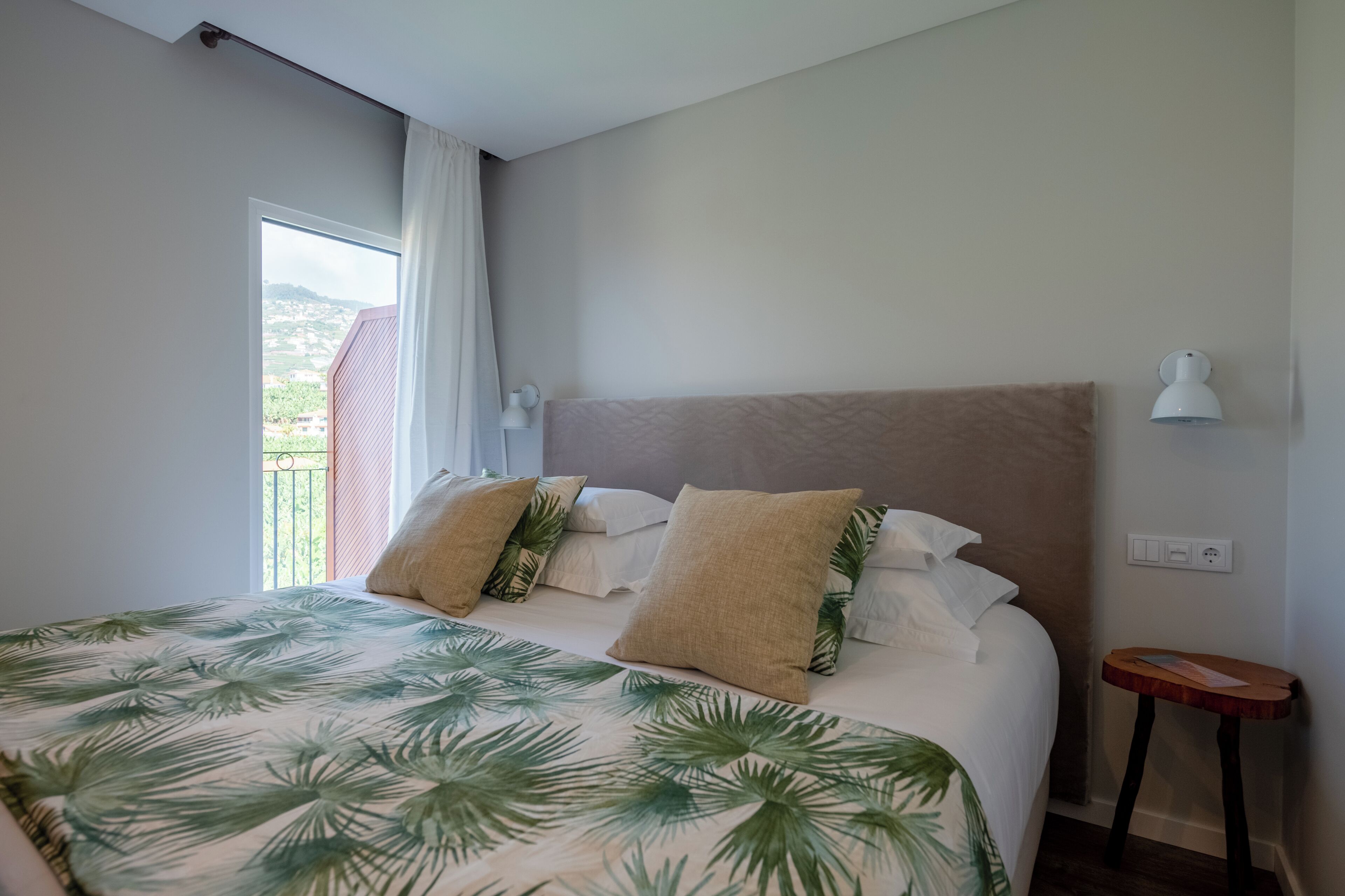 Soundproofing, free WiFi, bed sheets